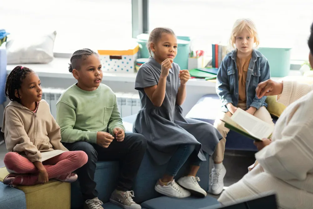 Anak-anak yang sedang berbincang di dalam kelas.