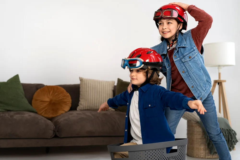 2 Anak yang sedang memainkan roleplay