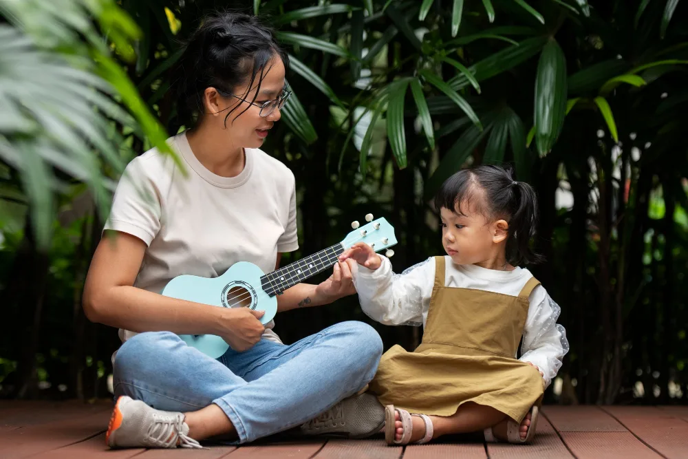 3 Kemampuan Dasar untuk Mengajar Bahasa Inggris Anak Usia Dini 1 Seorang guru yang sedang bernyanyi dengan seorang anak kecil.
