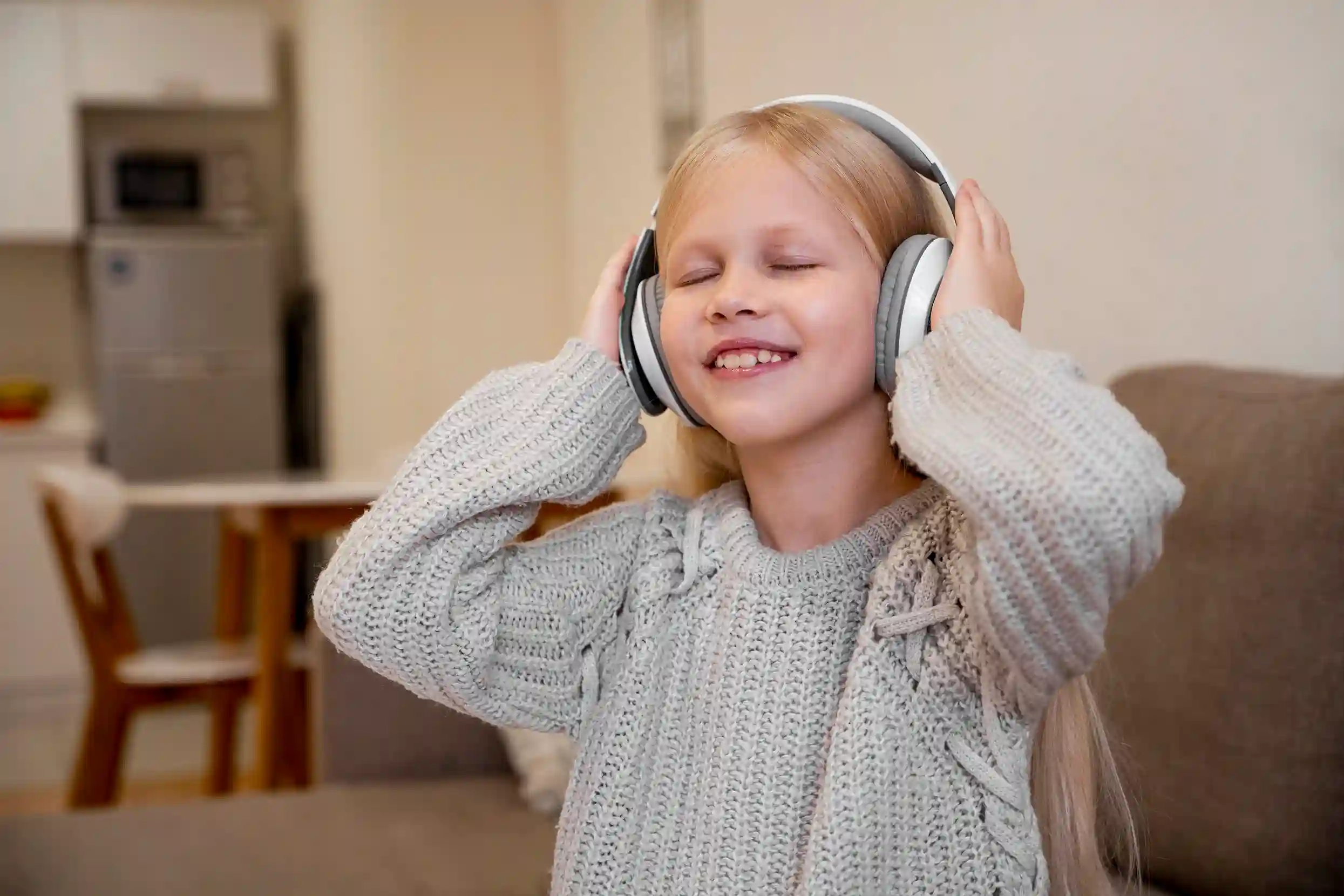 Cara Belajar Pronunciation Untuk Anak, Bisa Langsung Dipraktekkan! 1 Seorang anak mendengarkan musik dengan menggunakan headphone.