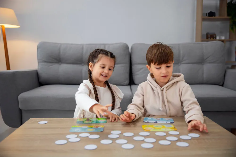 Cara Belajar Pronunciation Untuk Anak, Bisa Langsung Dipraktekkan! 2 2 orang anak pria dan wanita sedang bermain permainan untuk melatih memori